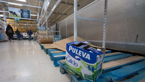 La leche, agotada hasta el lunes en el hipermercado de As Saamasas