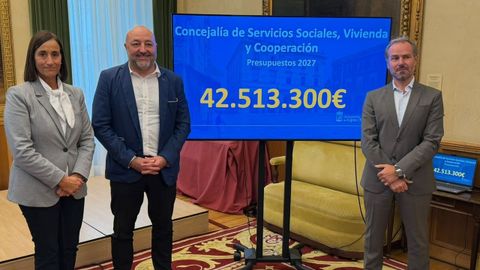 El concejal de Servicios Sociales, Vivienda y Cooperaci�n del Ayuntamiento de Gij�n, Guzm�n Pend�s (en el centro), presenta el presupuesto de sus �reas para 2027