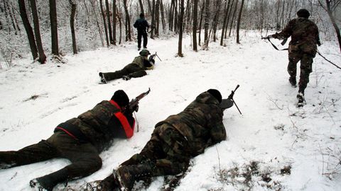 Guerrilleros del Ej�rcito de Liberaci�n de Kosovo (KLA) avanzan para tomar posiciones en un bosque al oeste de Podujevo, a unos 30 km al norte de Pristina.