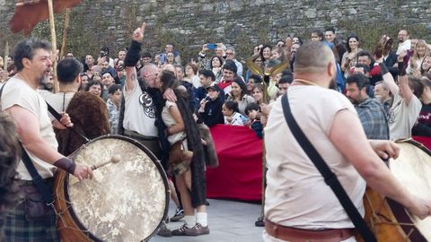 El desfile incluy una pedida de mano entre dos castrexos