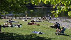 El buen tiempo anim� a muchos ourensanos y turistas a disfrutar de un ba�o en las termas de A Chavasqueira, reabiertas ayer, y a tomar el sol en las riberas del Mi�o.