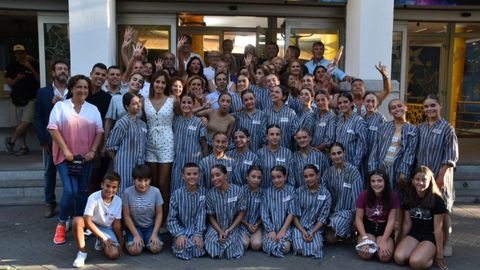 Clara Losada, a la izquierda y de lunares, con el grupo el da de la grabacin de su actuacin en el programa Got Talent
