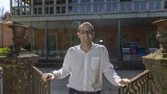 O investigador Rub�n Lado xunto � casa Europa, residencia universitaria internacional ubicada no Campus Norte da USC