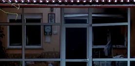 La explosi�n ocasion� grandes da�os en la vivienda, algunos de cuyos cristales reventaron, como se observa a la derecha.