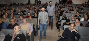 Xulio Ferreiro y Xiao Varela a su llegada al �gora, donde se reunieron con los vecinos. 