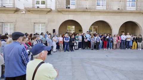Vecinos y representantes institucionales se concentraron este martes frente al Concello de Verín