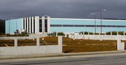 La nave de Casas Cube, ya pr�cticamente terminada, en el pol�gono de B�rtoa. 