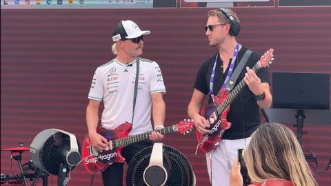 Valtery Bottas demostrando sus habilidades con la guitarra el�ctrica en un videojuego impulsado por tecnolog�a Snapdragon.
