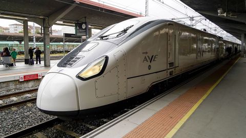 Tren de alta velocidad de la serie 106 de Renfe en la estación de tren Ourense-Empalme.