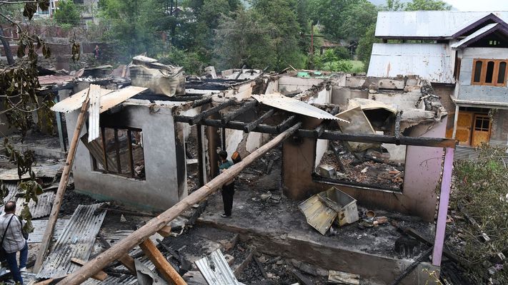 Un nio en el interior de una vivienda daada por los ataques de Pakistn sobre la India.