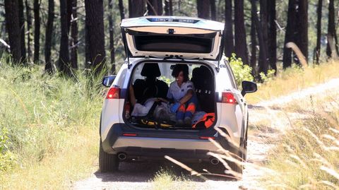 La ambulancia no poda llegar hasta el lugar del accidente, as que la herida ms grave fue evacuada en la parte trasera de un coche de la Guardia Civil