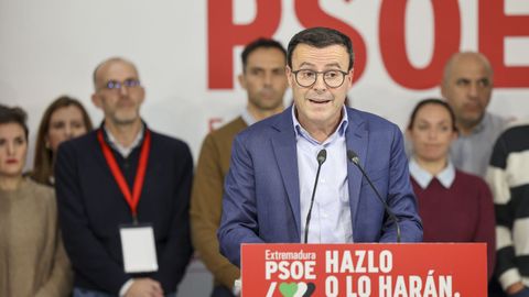 El candidato socialista en Extremadura, Miguel �ngel Gallardo, durante su comparecencia tras conocer los resultados electorales 