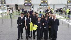 El personal de atenci�n en tierra de United Airlines posa ante las cabinas de facturaci�n del vuelo con Nueva York, que se estrenar� este jueves en el aeropuerto de Santiago