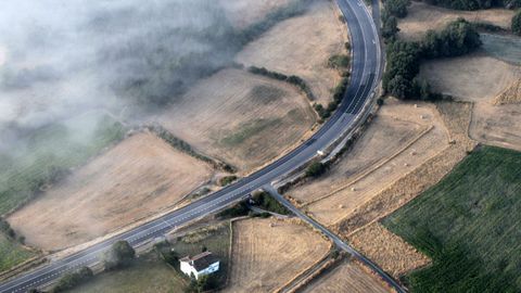 Una vista a�rea de la carretera N-540 a su paso por el municipio de Taboada, donde se produjo el accidente