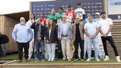 Carla, de rojo, y Francisco, de blanco, con autoridades, organizacin y patrocinadores