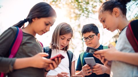 Menores usando teléfonos móviles
