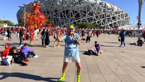 El atleta ribadense, que corre los maratones con la camiseta del Celta de Mostovoi, tras terminar la carrera en Pek�n.