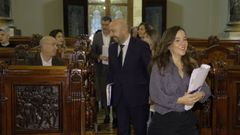 La alcaldesa, Ins Rey, a su llegada al pleno mientras los portavoces del PSOE y BNG se saludan