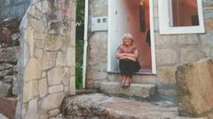 Maricarmen Queiruga en una de sus visitas a la casa familiar en O Porto do Son