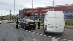 Imagen de uno de los controles que efect�an estos d�as los agentes municipales de Mugardos