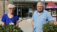 Eva de Dios y Javier Nez, en el exterior del centro de salud Virxe Peregrina de Pontevedra