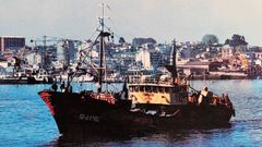 El Capredi Uno navegando por el puerto de Vigo, su �ltimo puerto base