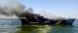 Una de las patrulleras guardacostas ucranianas que ayer fue alcanzada por misiles en la costa de Mari�pol: dos tripulantes han desaparecido. 