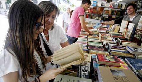 Las casetas cambiarán de aspecto este año y podrán acoger firma de libros en su interior.