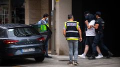 La polica se lleva a un detenido tras un registro ayer en Sanxenxo