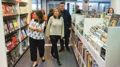 La alcaldesa, In�s Rey, visit� la biblioteca de Los Rosales, recientemente reabierta