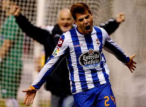 Luis Fern�ndez festeja el tanto del empate, conseguido al rematar una falta sacada por Culio.