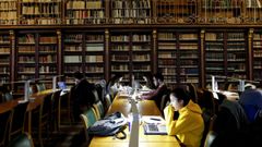 Estudiantes en la biblioteca de Xeograf�a e Historia, en Santiago