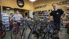 Pablo Paz y �scar Fern�ndez alquilan bicicletas el�ctricas y convencionales en Dalle Pedal en Ribeira