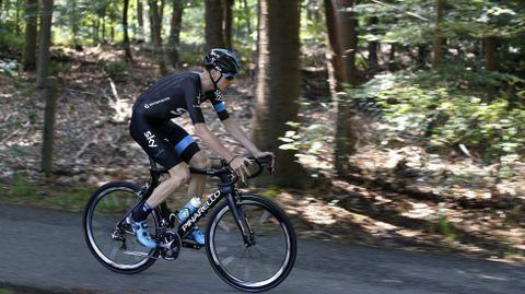 El actual campe�n de la ronda gala hace su paso en solitario por uno de los bosques en las afueras de la ciudad