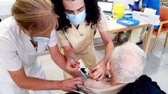 Vacunaci�n contra el covid-19 en la residencia As Dores de Lal�n