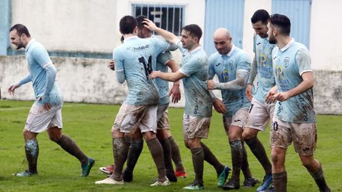 Embarrados, jugadores del Viveiro festejan uno de los goles conseguidos este domingo