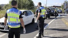 Control de la Polic�a Local en el acceso a Ares, en mayo, al poco de levantarse el primer estado de alarma 