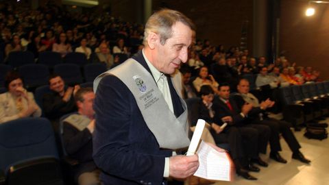 Celso Bugallo recibiendo en el a&ntilde;o 2005 un premio honor&iacute;fico en la Facultade de Ciencias Sociais de Pontevedra