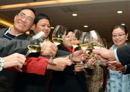 Shaowu Huang, segundo por la izquierda, brindando con albari�o en Mart�n C�dax. 