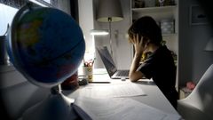 Un ni�o estudia en casa con su ordenador durante los meses de confinamiento
