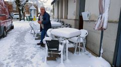 Las mesas de la terraza de un bar de A Cruz do Incio, congeladas bajo 20 cent�metros de nieve