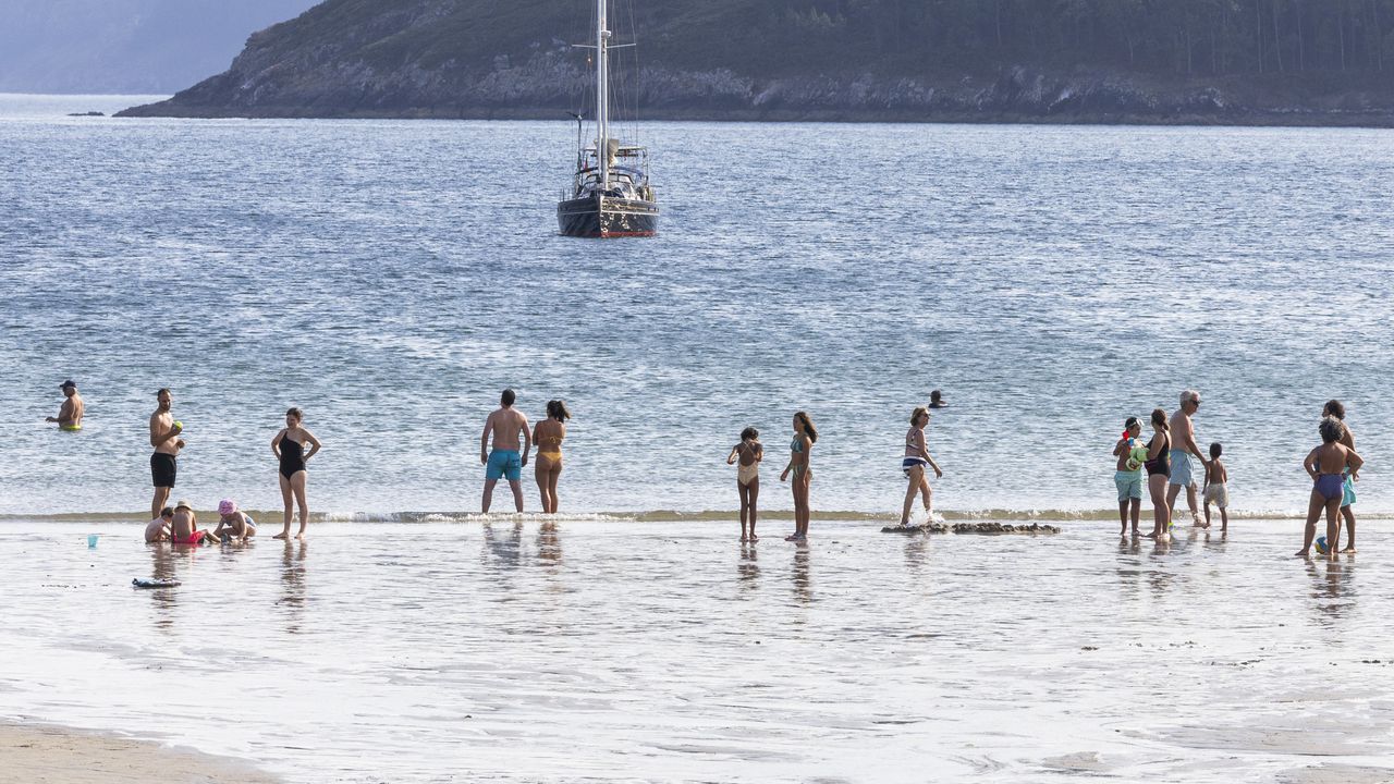 El viento nordés enfría el mar gallego en plena ola de calor