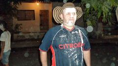 Celebrando el Carnaval en Barranquilla con la camiseta celeste