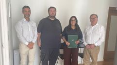 Representantes de la empresa y el alcalde de R�o, Jos� Miguel P�rez, con la notaria de Trives tras la creaci�n de la empresa.