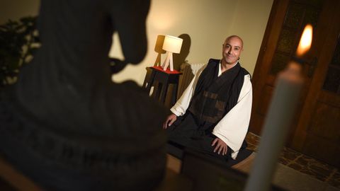 El monje y maestro zen Daniel Ungo, en el dojo que abri en Poio (Pontevedra) para la prctica de zazen