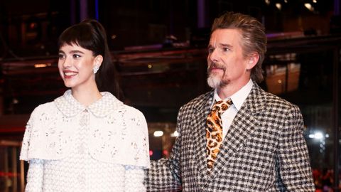 Margaret Qualley y Ethan Hawke, a su llegada a la alfombra roja de Berln para peresentar Blue Moon.