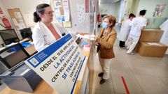 Centro de salud de Nicol�s Pe�a con el letrero de aviso sobre el cambio al Olimpia Valencia