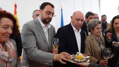 El alcalde de Castropol, Francisco J. Vinjoy, a la derecha, junto al presidente del Principado, Adri�n Barb�n, en las jornadas de la ostra del Eo