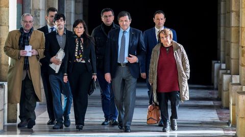 El presidente del Principado de Asturias, Javier Fern�ndez (3d), la viuda de Vicente �lvarez Areces, Soledad Saavedra (4i), y su hijo Alberto (3i), entre otros, acuden al acto de despedida del que fuera presidente del Principado durante doce a�os 
