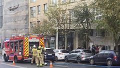 Los bomberos de A Coru�a y la polic�a en el lugar del incendio